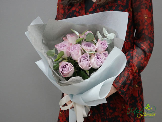 Букет из фиолетовой розы Мэмори Лэйн с эвкалиптом Фото